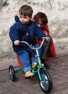 margot sur le tricycle