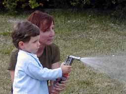 margot arrose les fleurs