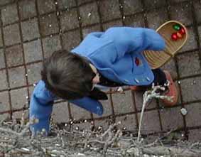 Margot ramasse les Oeufs de PAQUES