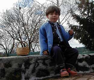 Margot mange les Oeufs de PAQUES